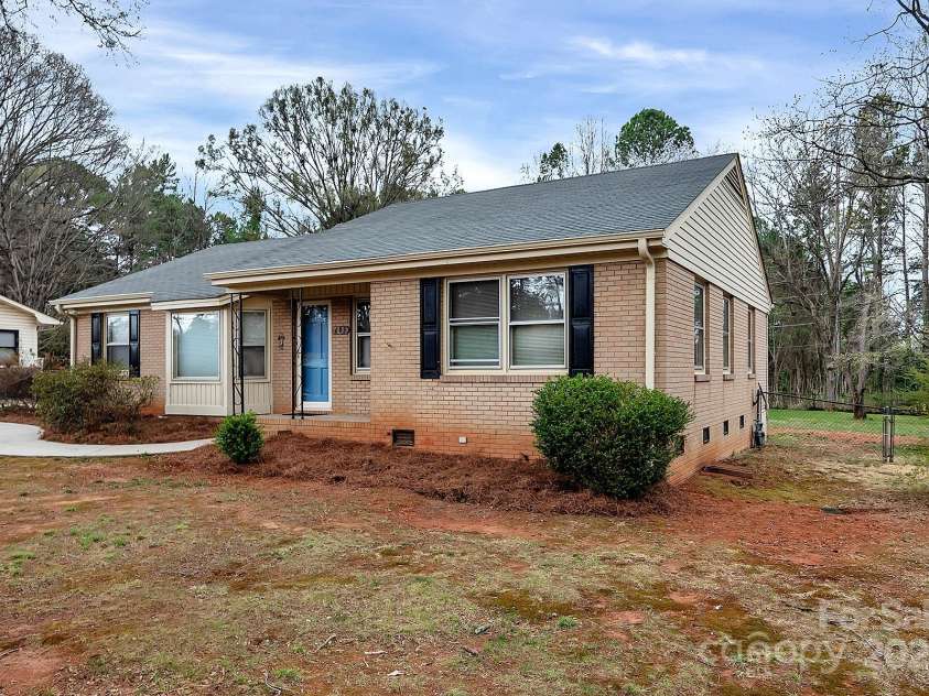 403 Hillcrest Drive, Huntersville, NC 28078.  MLS# CAR4238712, YatesRealty ID 6098. 