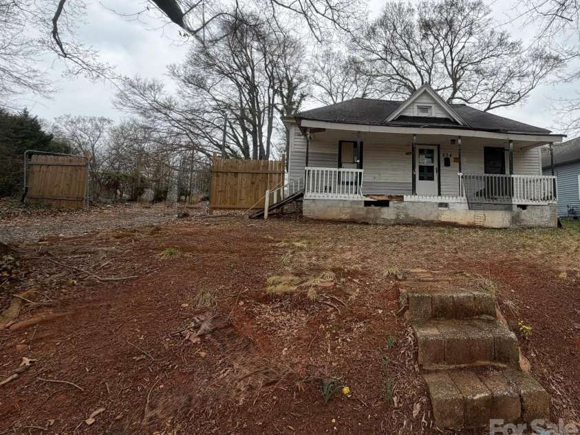 624 Center Street, Spartanburg, SC 29301.  MLS# CAR4357088, YatesRealty ID 6098. 