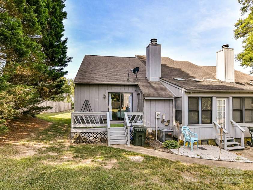 100 Willow Run Drive, Gastonia, NC 28056.  MLS# CAR4257346, YatesRealty ID 6099. 