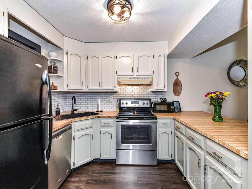 100 Willow Run Drive, Gastonia, NC 28056.  MLS# CAR4257346, YatesRealty ID 6099. 