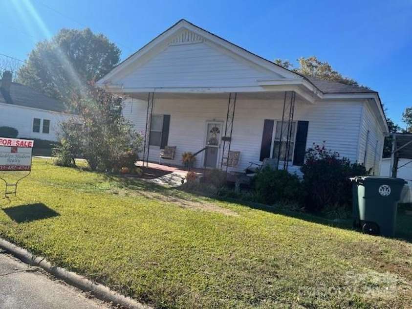 46 Oak Street, Great Falls, SC 29055.  MLS# CAR4319161, YatesRealty ID 610. 