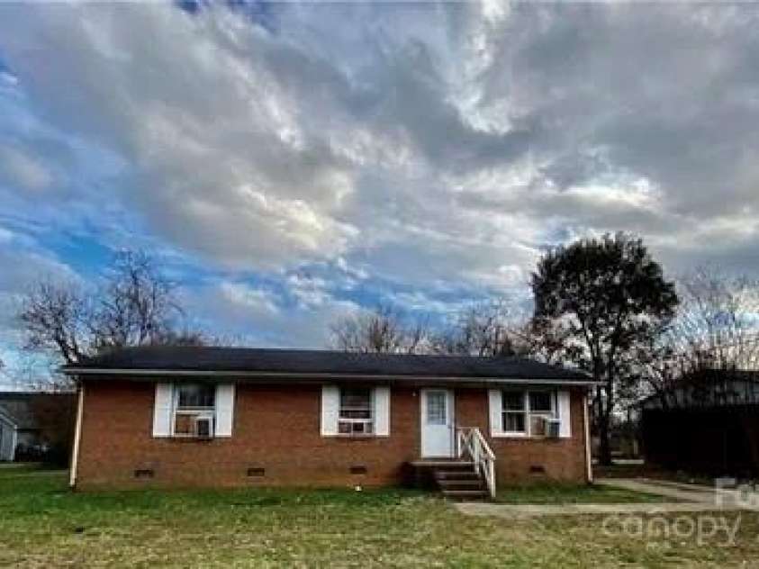 911 Cedar Street, Salisbury, NC 28144.  MLS# CAR4156724, YatesRealty ID 610. 