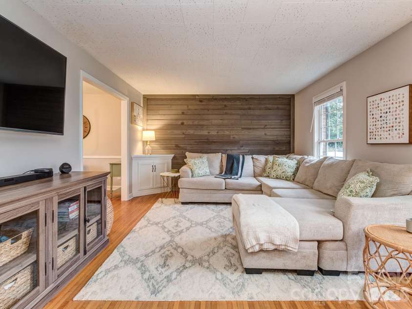 6624 Sunview Drive, Charlotte, NC 28210.  MLS# CAR4348942, YatesRealty ID 6101. 