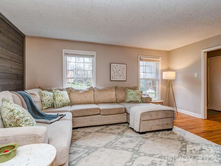 6624 Sunview Drive, Charlotte, NC 28210.  MLS# CAR4348942, YatesRealty ID 6101. 
