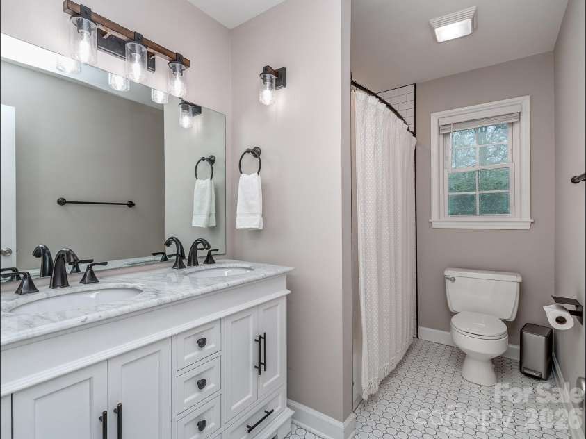 6624 Sunview Drive, Charlotte, NC 28210.  MLS# CAR4348942, YatesRealty ID 6101. 