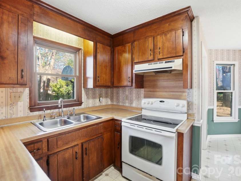1400 Neal Hawkins Road, Gastonia, NC 28056.  MLS# CAR4337808, YatesRealty ID 6102. 