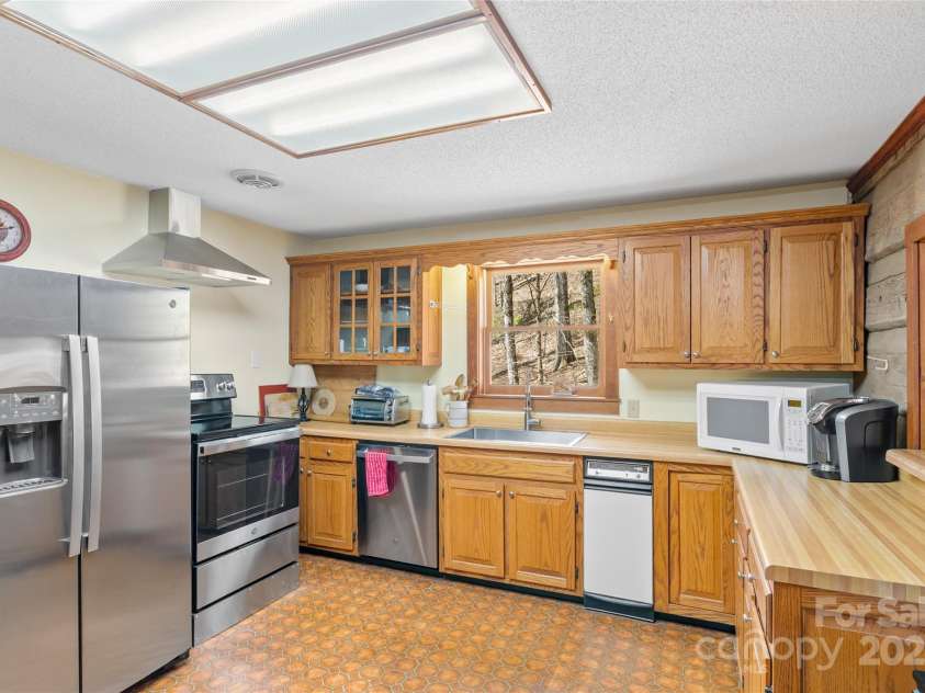 988 English Ridge Lane, Mars Hill, NC 28754.  MLS# CAR4235655, YatesRealty ID 6102. 