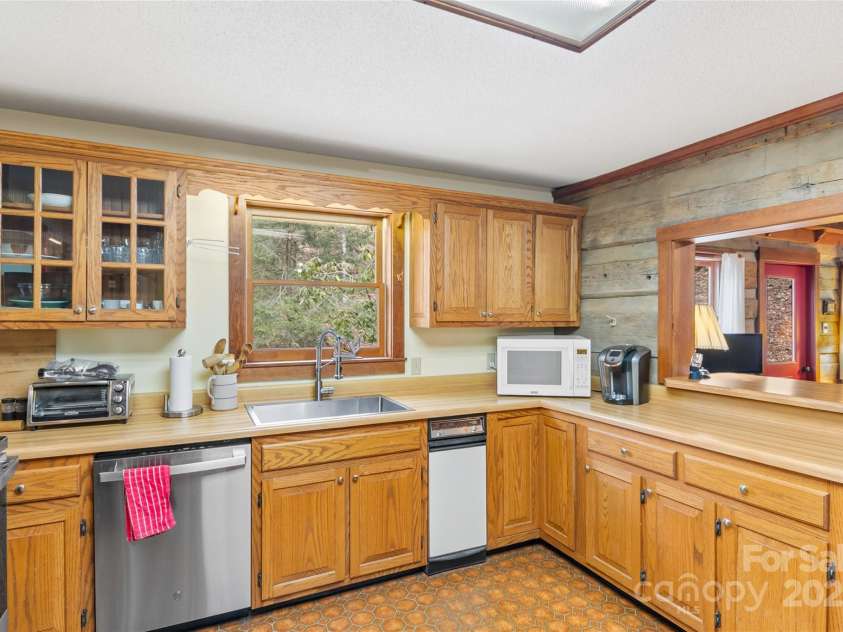 988 English Ridge Lane, Mars Hill, NC 28754.  MLS# CAR4235655, YatesRealty ID 6102. 