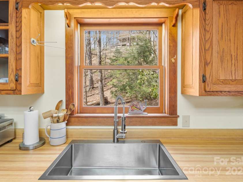 988 English Ridge Lane, Mars Hill, NC 28754.  MLS# CAR4235655, YatesRealty ID 6102. 