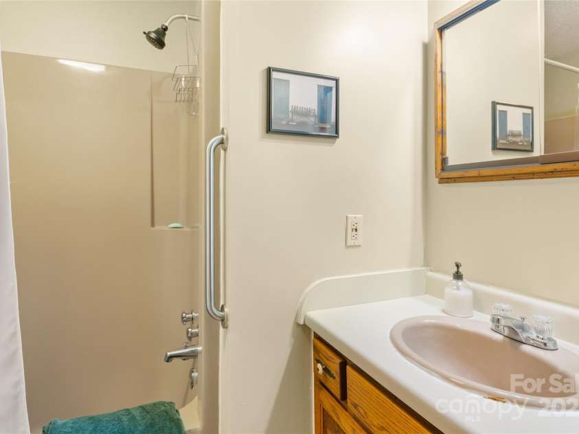 988 English Ridge Lane, Mars Hill, NC 28754.  MLS# CAR4235655, YatesRealty ID 6102. 