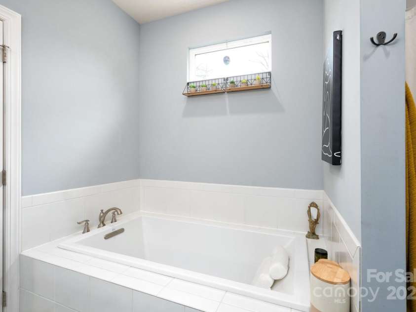 155 Parker Road, Asheville, NC 28805.  MLS# CAR4233111, YatesRealty ID 6104. Garden Tub