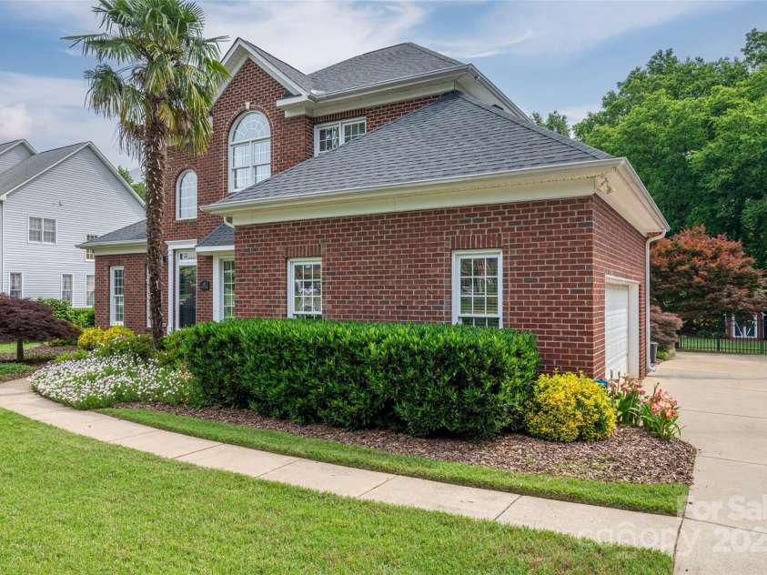 133 Castaway Trail, Mooresville, NC 28117.  MLS# CAR4216721, YatesRealty ID 6111. 2-car garage w/huge flat driveway