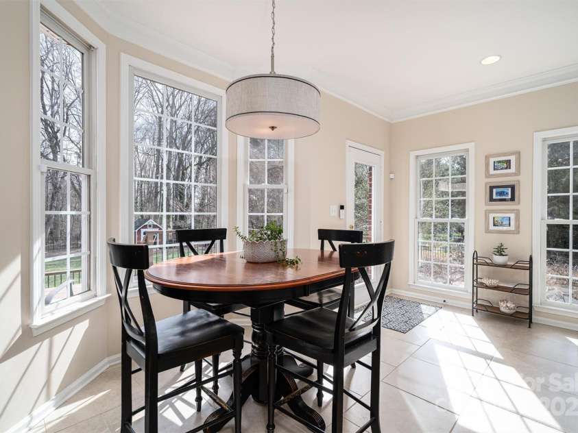 133 Castaway Trail, Mooresville, NC 28117.  MLS# CAR4216721, YatesRealty ID 6111. Dining area in bay window