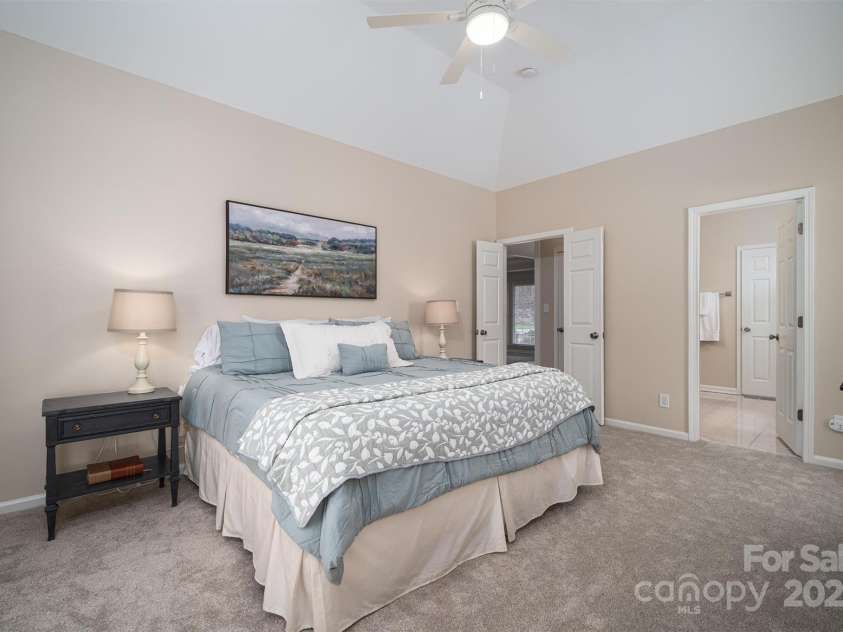 133 Castaway Trail, Mooresville, NC 28117.  MLS# CAR4216721, YatesRealty ID 6111. Primary w/ensuite bath and walk-in closet