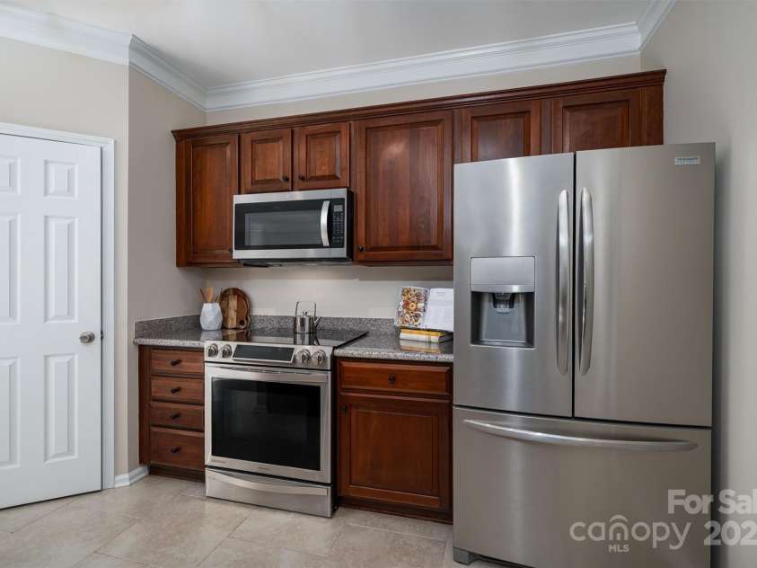 133 Castaway Trail, Mooresville, NC 28117.  MLS# CAR4216721, YatesRealty ID 6111. SS appliances, conv. oven, walk-in pantry