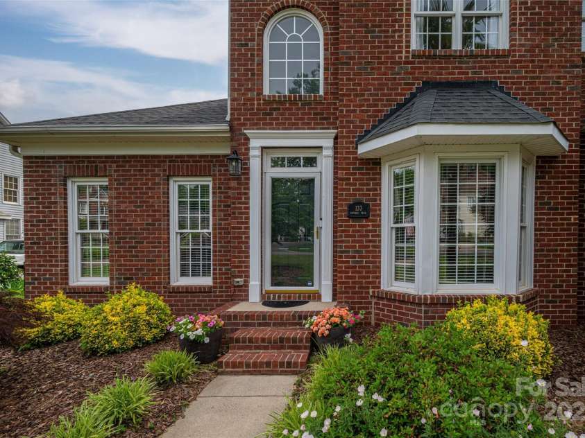 133 Castaway Trail, Mooresville, NC 28117.  MLS# CAR4216721, YatesRealty ID 6111. Welcoming entry