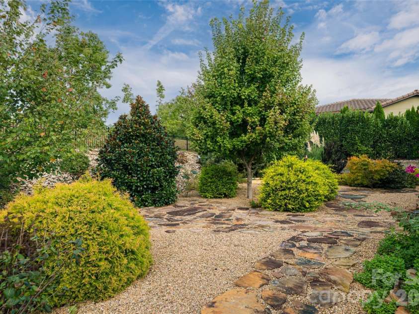 5 Pacifico Drive, Asheville, NC 28806.  MLS# CAR4351918, YatesRealty ID 6112. 