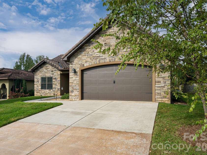 5 Pacifico Drive, Asheville, NC 28806.  MLS# CAR4351918, YatesRealty ID 6112. 
