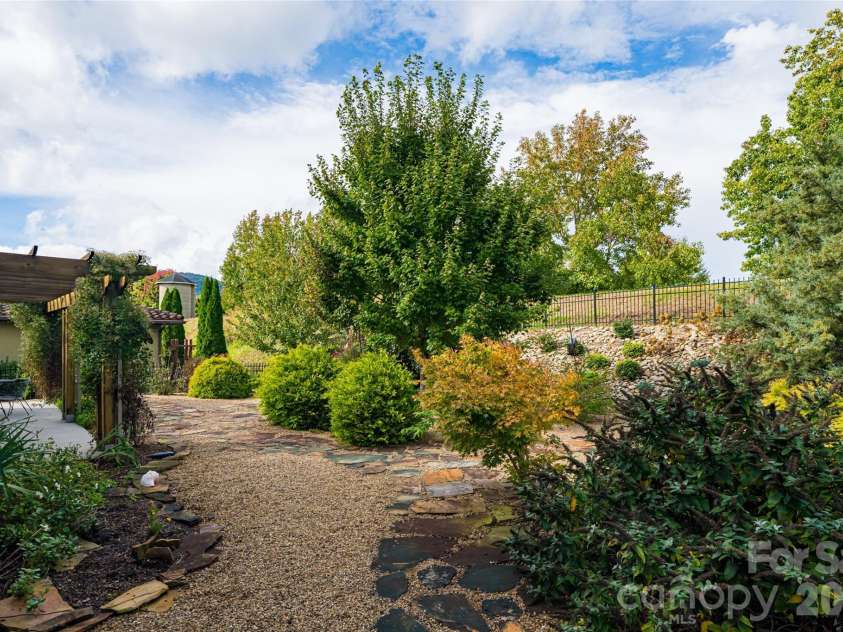 5 Pacifico Drive, Asheville, NC 28806.  MLS# CAR4351918, YatesRealty ID 6112. 