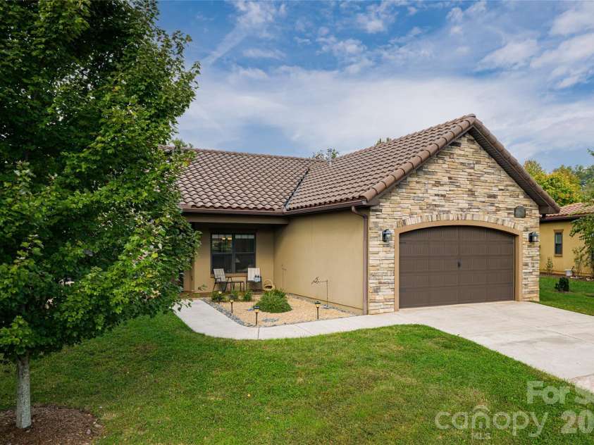 5 Pacifico Drive, Asheville, NC 28806.  MLS# CAR4351918, YatesRealty ID 6112. 
