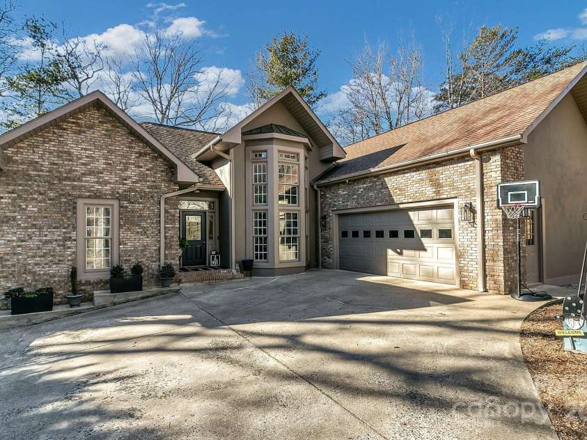 1129 New Castle Court, Asheville, NC 28803.  MLS# CAR4215366, YatesRealty ID 6113. 