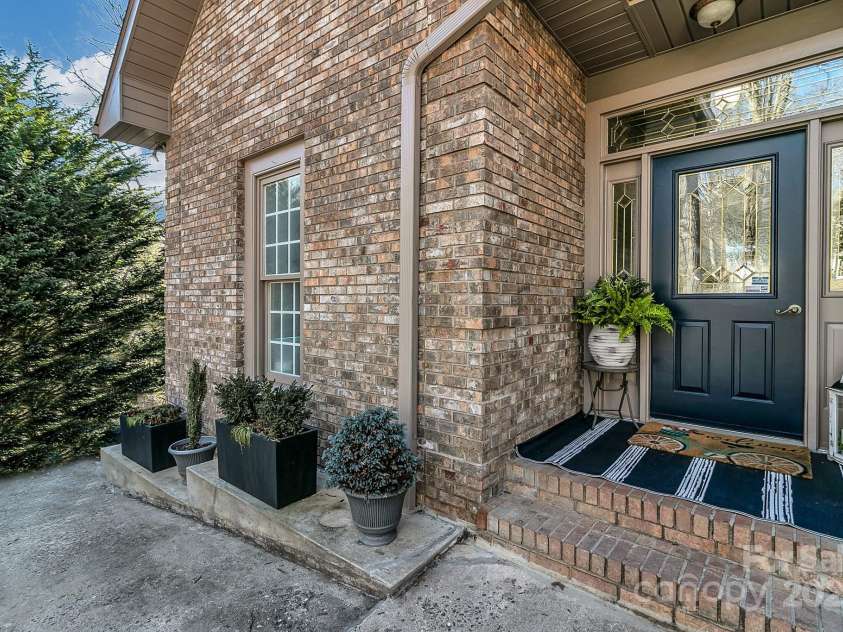 1129 New Castle Court, Asheville, NC 28803.  MLS# CAR4215366, YatesRealty ID 6113. 