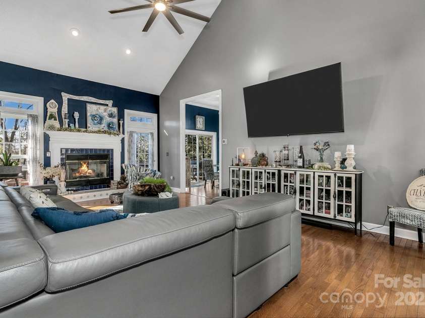 1129 New Castle Court, Asheville, NC 28803.  MLS# CAR4215366, YatesRealty ID 6113. 