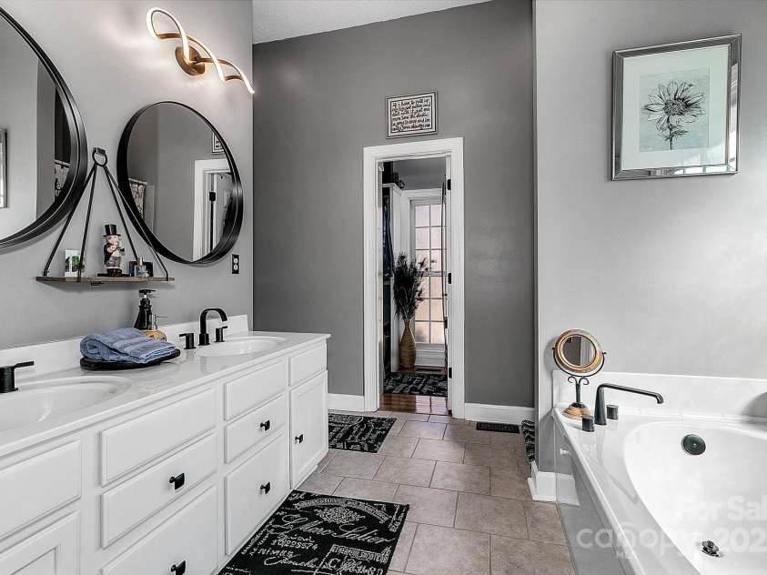 1129 New Castle Court, Asheville, NC 28803.  MLS# CAR4215366, YatesRealty ID 6113. 