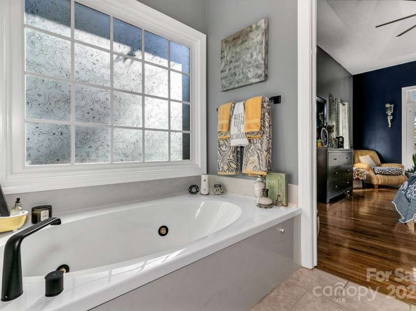 1129 New Castle Court, Asheville, NC 28803.  MLS# CAR4215366, YatesRealty ID 6113. 