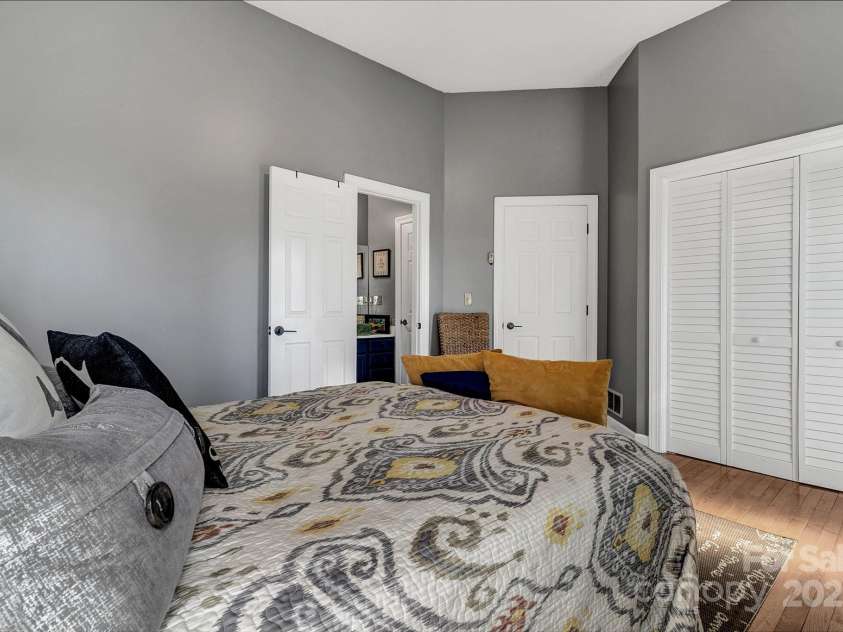 1129 New Castle Court, Asheville, NC 28803.  MLS# CAR4215366, YatesRealty ID 6113. 