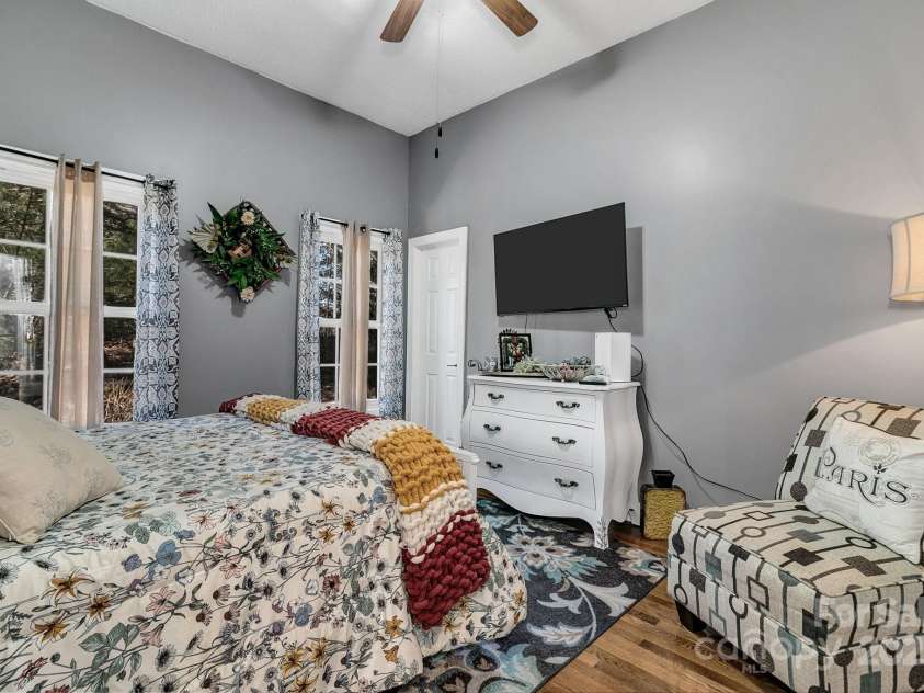 1129 New Castle Court, Asheville, NC 28803.  MLS# CAR4215366, YatesRealty ID 6113. 