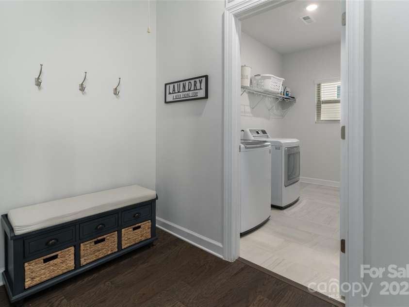 15035 Batteliere Drive, Charlotte, NC 28278.  MLS# CAR4228865, YatesRealty ID 6114. Drop zone as you enter from the garage.