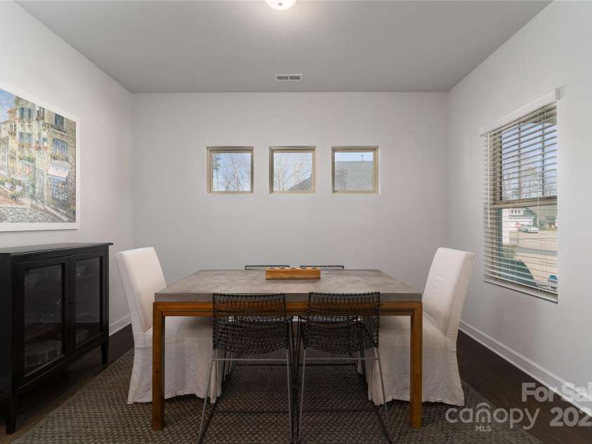 15035 Batteliere Drive, Charlotte, NC 28278.  MLS# CAR4228865, YatesRealty ID 6114. Entertain guests in this large dining room.