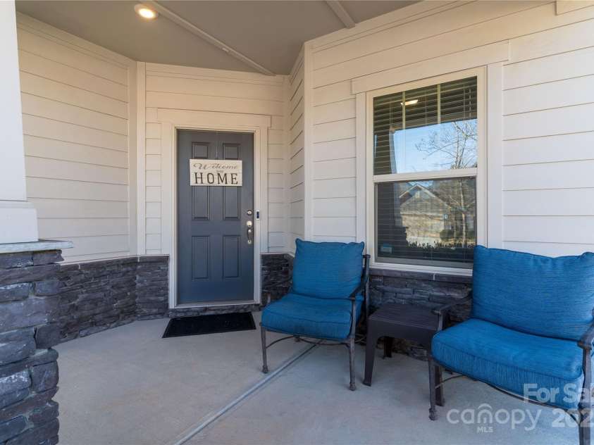 15035 Batteliere Drive, Charlotte, NC 28278.  MLS# CAR4228865, YatesRealty ID 6114. Fabulous covered front porch!