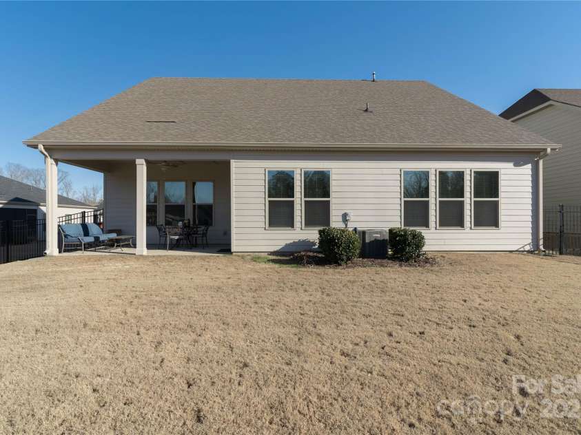 15035 Batteliere Drive, Charlotte, NC 28278.  MLS# CAR4228865, YatesRealty ID 6114. Fully fenced yard for your enjoyment