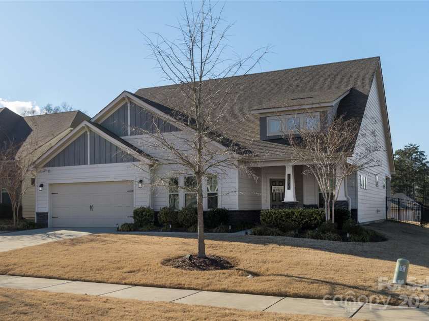 15035 Batteliere Drive, Charlotte, NC 28278.  MLS# CAR4228865, YatesRealty ID 6114. Great curb appeal!