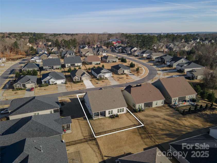 15035 Batteliere Drive, Charlotte, NC 28278.  MLS# CAR4228865, YatesRealty ID 6114. Great Meridians neighborhood.