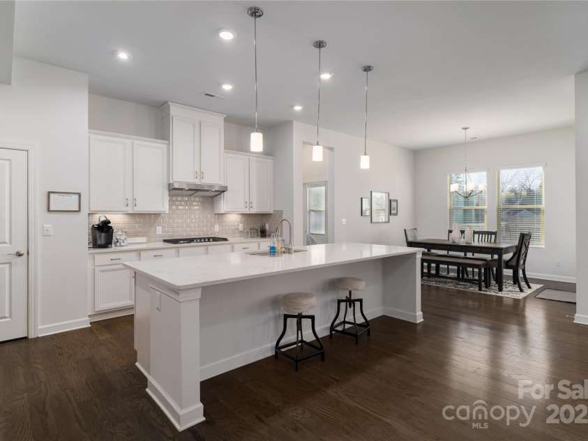 15035 Batteliere Drive, Charlotte, NC 28278.  MLS# CAR4228865, YatesRealty ID 6114. Kitchen is next to dining area.