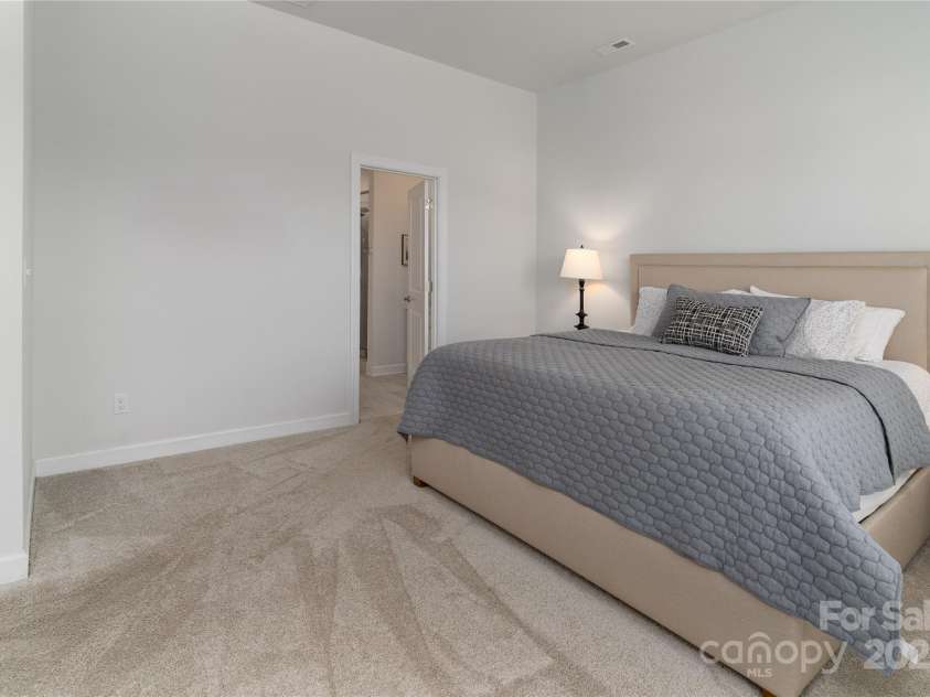 15035 Batteliere Drive, Charlotte, NC 28278.  MLS# CAR4228865, YatesRealty ID 6114. Large primary suite