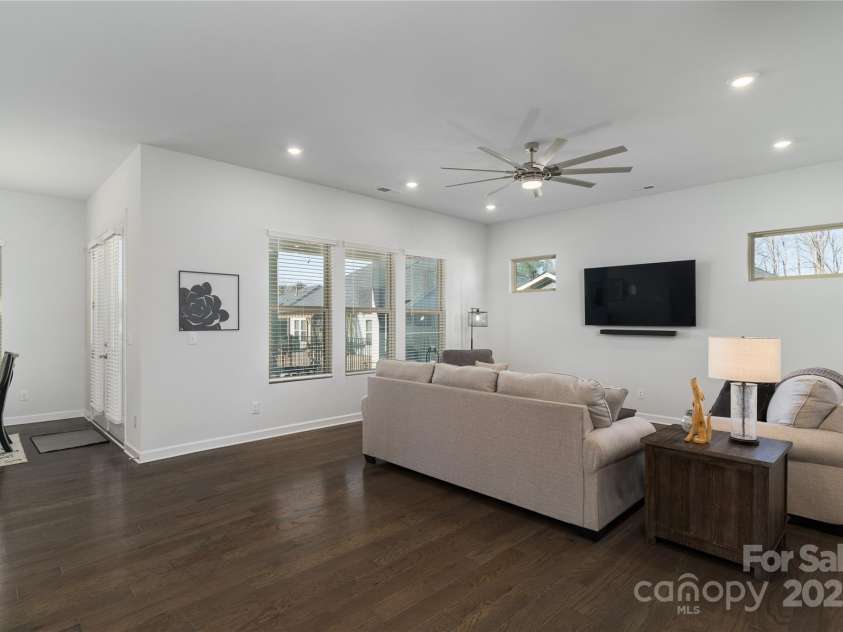 15035 Batteliere Drive, Charlotte, NC 28278.  MLS# CAR4228865, YatesRealty ID 6114. Lots of windows in this sunny and bright home.