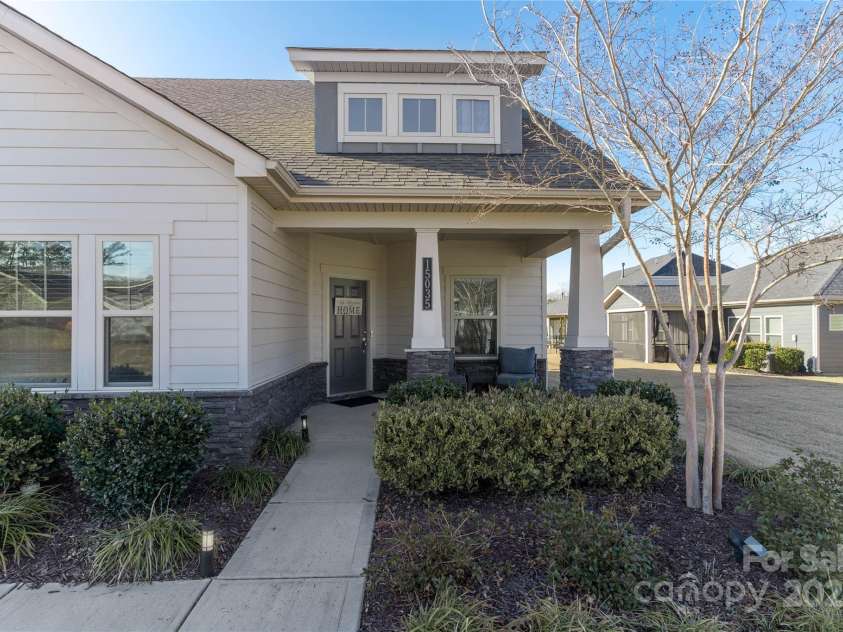 15035 Batteliere Drive, Charlotte, NC 28278.  MLS# CAR4228865, YatesRealty ID 6114. Sit on the front porch and chat with your neighbors.