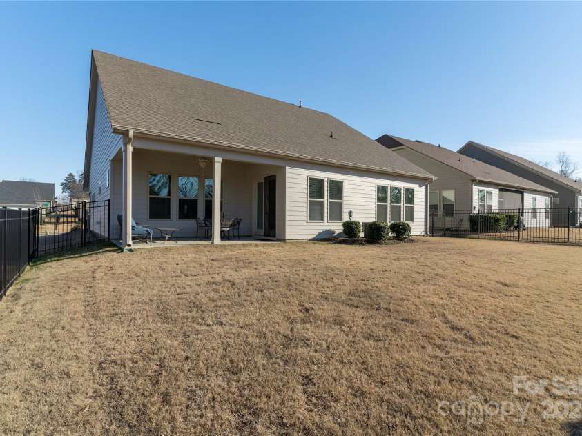 15035 Batteliere Drive, Charlotte, NC 28278.  MLS# CAR4228865, YatesRealty ID 6114. Spacious backyard