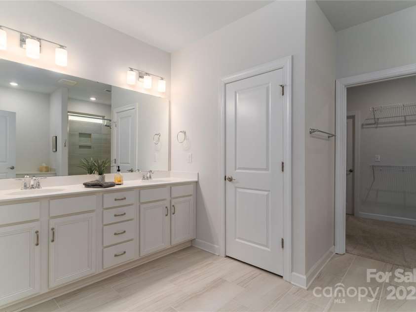 15035 Batteliere Drive, Charlotte, NC 28278.  MLS# CAR4228865, YatesRealty ID 6114. Spacious primary bath with large shower.