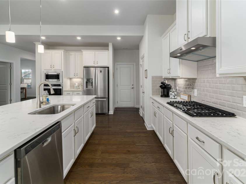 15035 Batteliere Drive, Charlotte, NC 28278.  MLS# CAR4228865, YatesRealty ID 6114. Stainless appliances.
