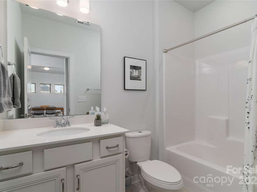 15035 Batteliere Drive, Charlotte, NC 28278.  MLS# CAR4228865, YatesRealty ID 6114. Tub/shower combination in guest bath.