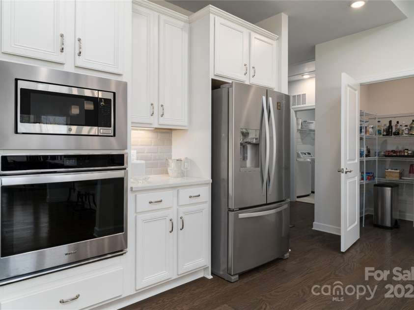 15035 Batteliere Drive, Charlotte, NC 28278.  MLS# CAR4228865, YatesRealty ID 6114. Walk-in pantry is huge!