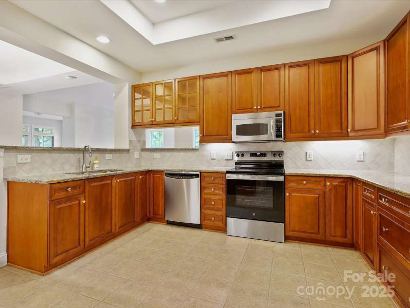 1910 Mezzo Court, Matthews, NC 28105.  MLS# CAR4245911, YatesRealty ID 6115. Brand new electric stove never been used