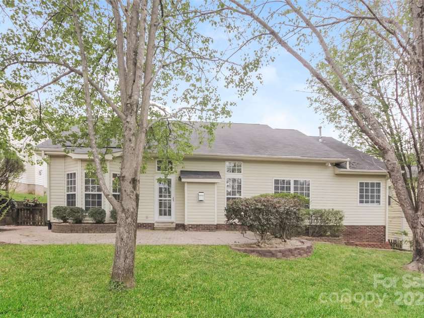 4409 Lenox Hill Place, Charlotte, NC 28269.  MLS# CAR4260895, YatesRealty ID 6115. 