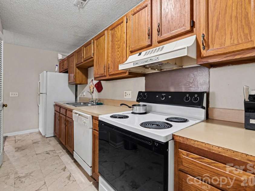 6234 Rosecroft Drive, Charlotte, NC 28215.  MLS# CAR4350385, YatesRealty ID 6125. 