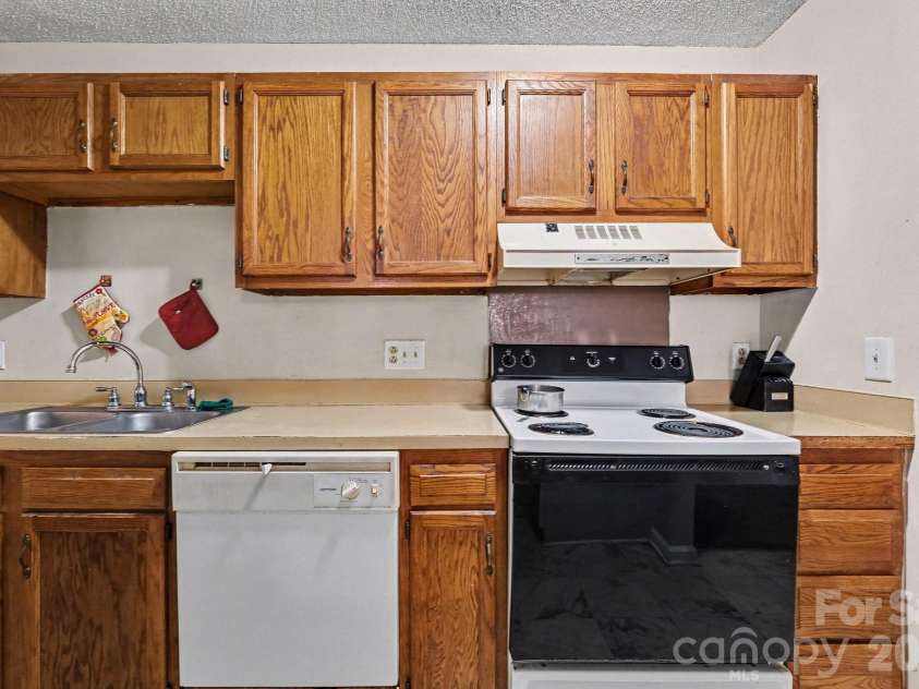 6234 Rosecroft Drive, Charlotte, NC 28215.  MLS# CAR4350385, YatesRealty ID 6125. 